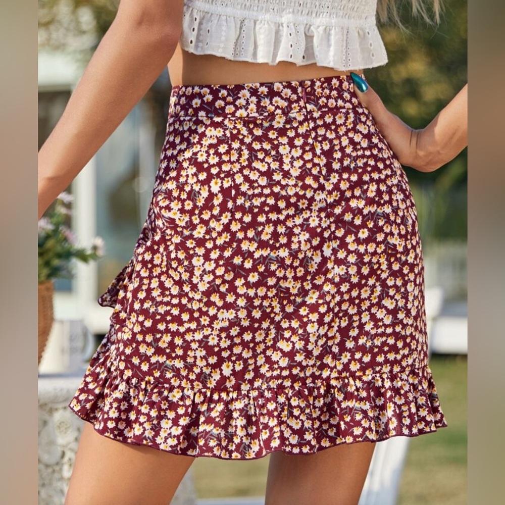 SHEIN Two Piece “Ditsy” Floral Matching outfit. Knot tie crop top & ruffle skirt - Picture 10 of 10